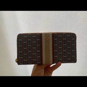 NWOT Tory Burch zip monogram wallet